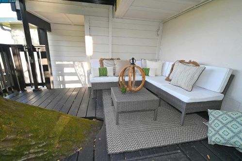 122 El Toyonal, Orinda CA  94563-2133 exterior