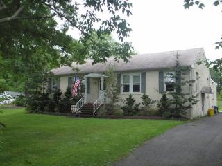 17 Featherbed Ln, Hopewell Township, NJ 08525-1001