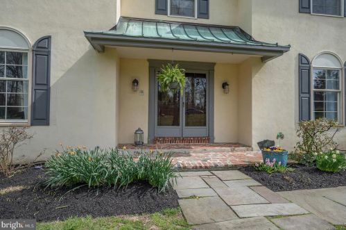 2 Martins Cir, Newtown Square, PA 19073-1914