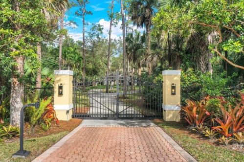 4581 7th Ave, Naples, FL 34119-1529