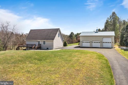 4289 Chestnut Dr, Walnutport, PA 18088-9691