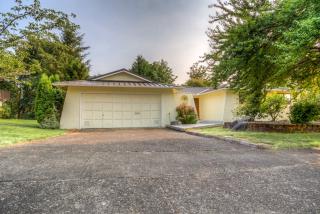 2833 Morris Ave, Seattle, WA 98055-5066