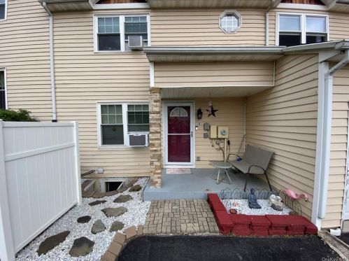 16 Franklin Pl, Washingtonville, NY 10992-1353