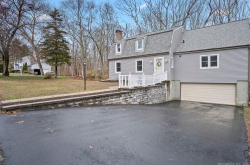 11 Palmer Dr, Gales Ferry CT  06335-1530 exterior