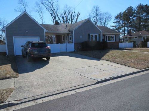 431 14th St, Babylon, NY 11704-3143