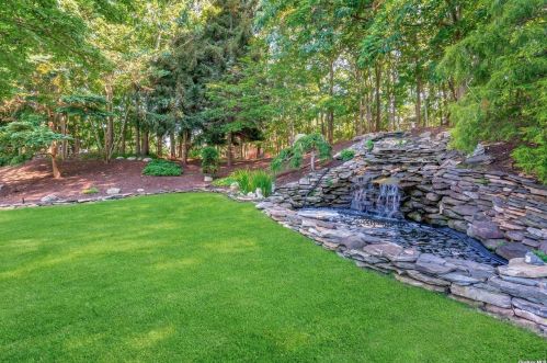 15 Frost Valley Rd, Mount Sinai NY  11766-1401 exterior