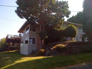 305 4th St, Seattle, WA 98057-3402