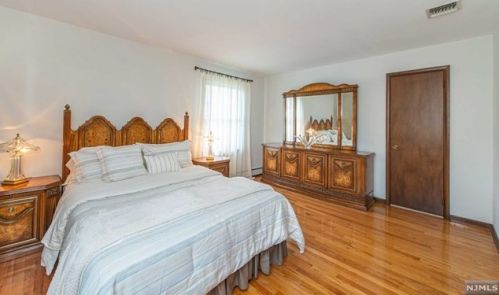 43 Elmhurst St, Elmwood Park NJ  07407-1320 exterior