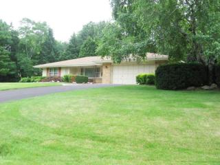 20145 Glenoaks Dr, Brookfield, WI 53045-2102