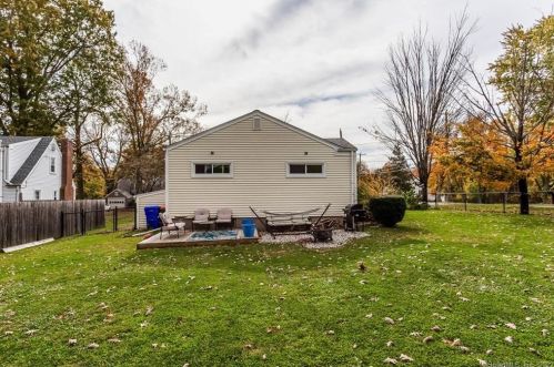 98 Ballfall Rd, Middletown CT  06457-2328 exterior