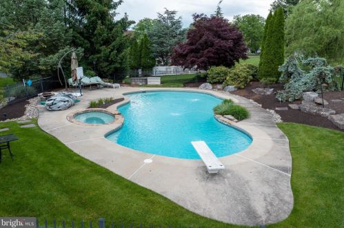 32 Windward Ct, Collegeville PA  19426-2869 exterior