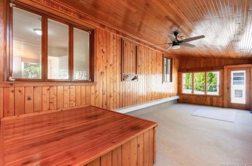 11 Bristol Rd, Windsor Locks CT  06096-2009 exterior