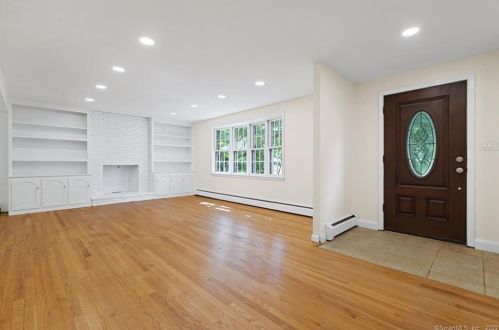 21 Maple Edge Dr, Bloomfield, CT 06002-1615