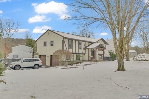 40 Carriage Ln, West Milford Lakes, NJ 07480-1820