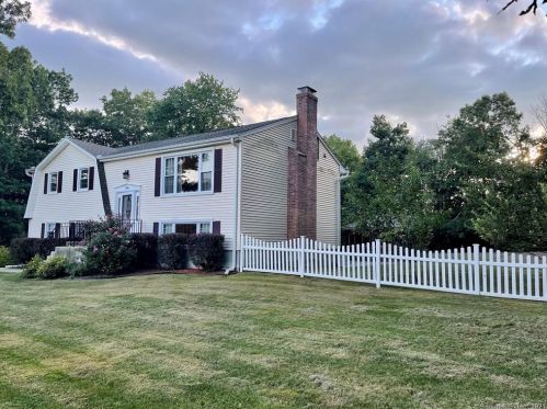 1 Horseshoe Dr, East Granby, CT 06026-9535