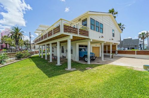 1112 103rd St, Galveston, TX 77554-9589