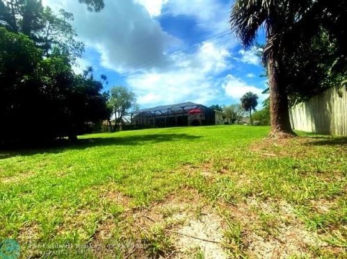 12151 Old Country Rd, West Palm Beach FL  33414-4816 exterior