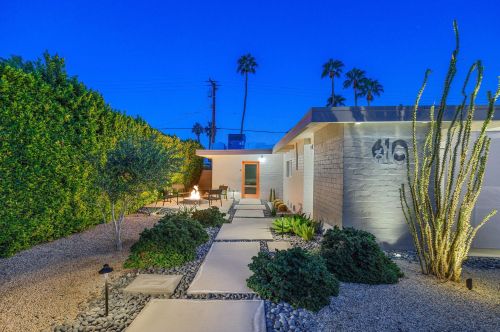 610 Hermosa Dr, Palm Springs CA  92262-6112 exterior