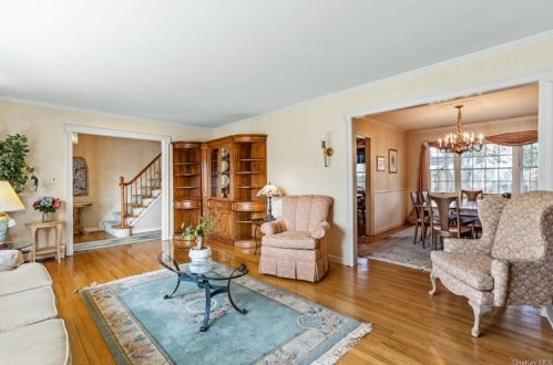 10 Tucker Ct, Huntington Station, NY 11747-1723