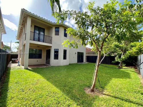 948 104th Ave, Miami FL  33172-4097 exterior