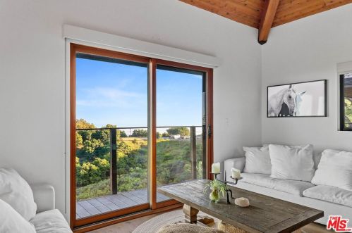 21629 Saddle Peak Rd, Topanga CA  90290-3415 exterior