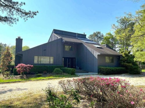 5 Honeysuckle Ln, East Quogue, NY 11942-3620
