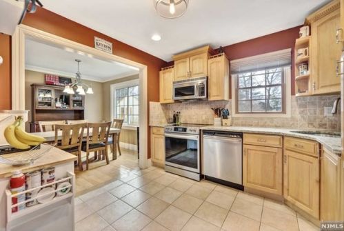 94 Yawpo Ave, Oakland NJ  07436-2718 exterior