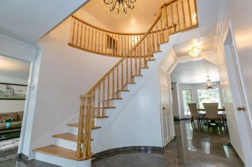 18 Linden Ln, Westbury NY  11568-1610 exterior