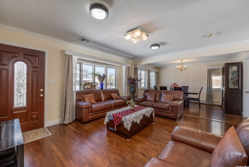 101 Elkton Ln, Babylon, NY 11703-2903
