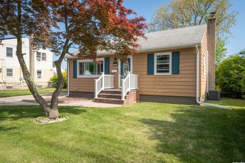 328 50th St, North Lindenhurst, NY 11757-1941