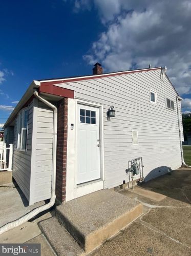 241 Capital Dr, West Deptford NJ  08051-1247 exterior