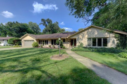 8315 Schreiber Dr, Hammond, IN 46321-1829