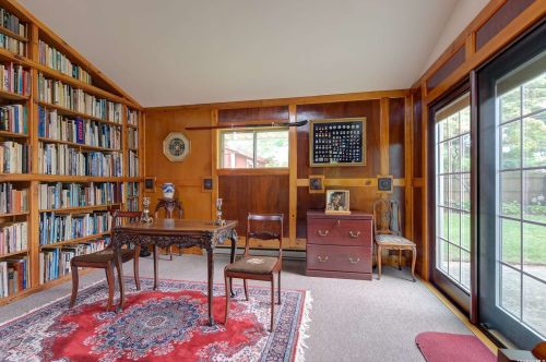 67 Lion Ln, Westbury NY  11590-6330 exterior