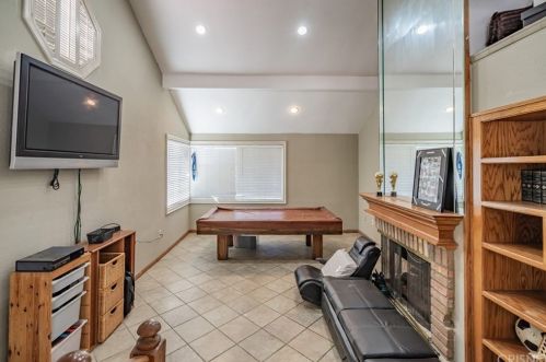 2828 Inyo Cir, Simi Valley CA 93063-2002 exterior