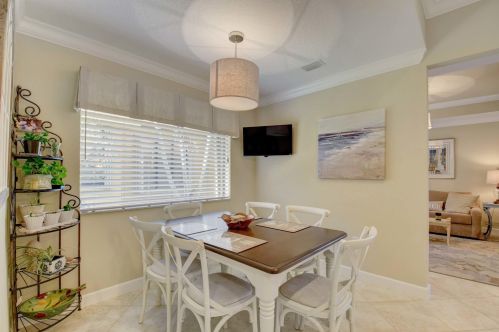 7956 Via Grande, Boynton Beach FL  33437-7520 exterior
