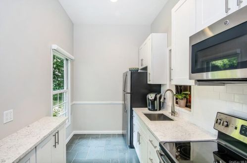 8 Westfield Ln, White Plains NY  10605-5459 exterior