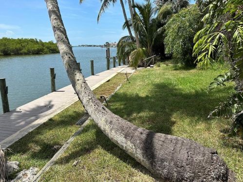 2195 Sheepshead Dr, Naples, FL 34102-1507