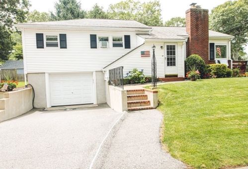 18 13th Ave, Wareham, MA 02571-1318
