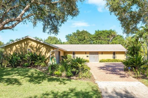 4305 Hickory Dr, West Palm Beach, FL 33418-3905