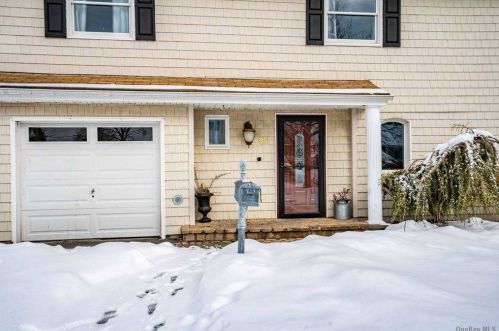 95 Rumford Rd, San Remo, NY 11754-3902