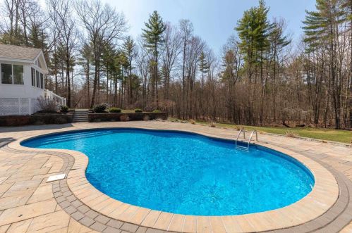 49 Sandy Ln, Dover NH  03820-5900 exterior