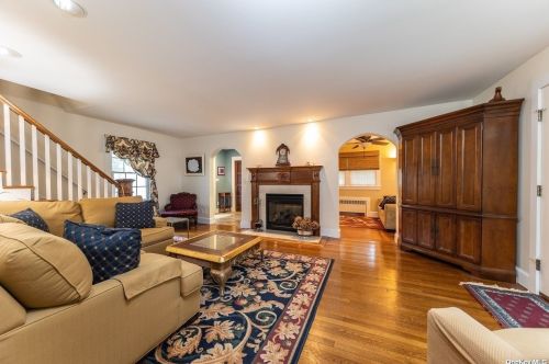 105 Judson Pl, Rockville Centre, NY 11570-2814