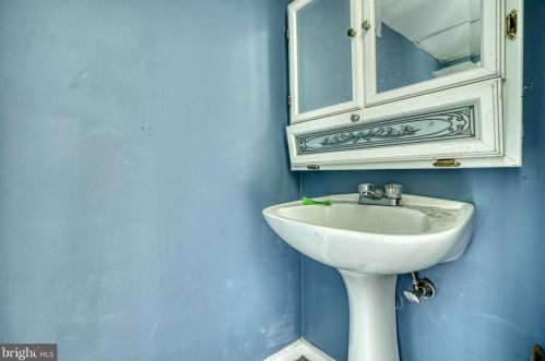 8 Maplewood Ct, West Deptford NJ  08066-2402 exterior