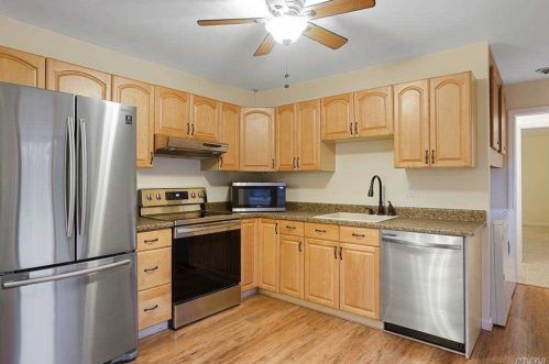 130 Bernstein Blvd, Center Moriches, NY 11934-1500