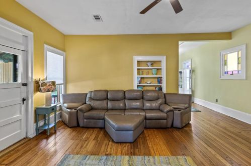 2927 Bernardo De Galvez Ave, Galveston TX 77550 exterior