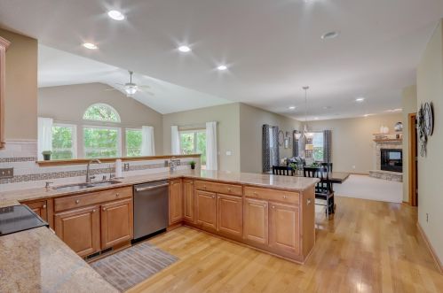 1364 Mamerow Ln, Oconomowoc, WI 53066-6901