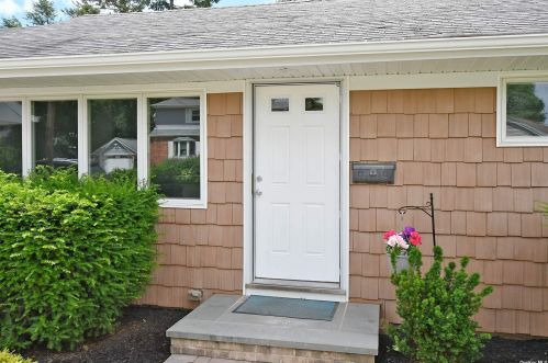 16 Howe St, Huntington Station, NY 11746-2507
