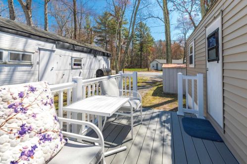 9 Friendship Dr, Salem NH  03079-3016 exterior