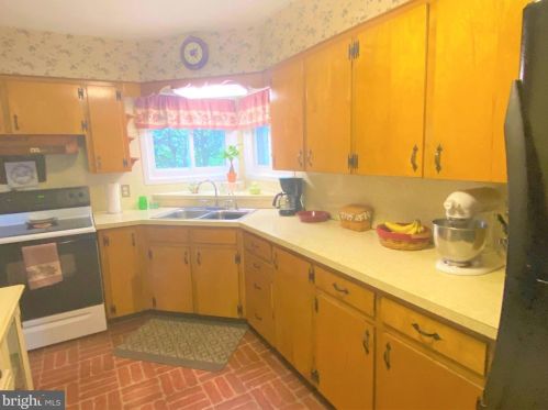 2122 Edgewood Ave, Easton PA  18045-2216 exterior