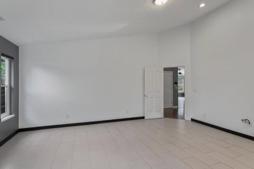 321 La Loma Ave, Modesto CA  95354-1329 exterior